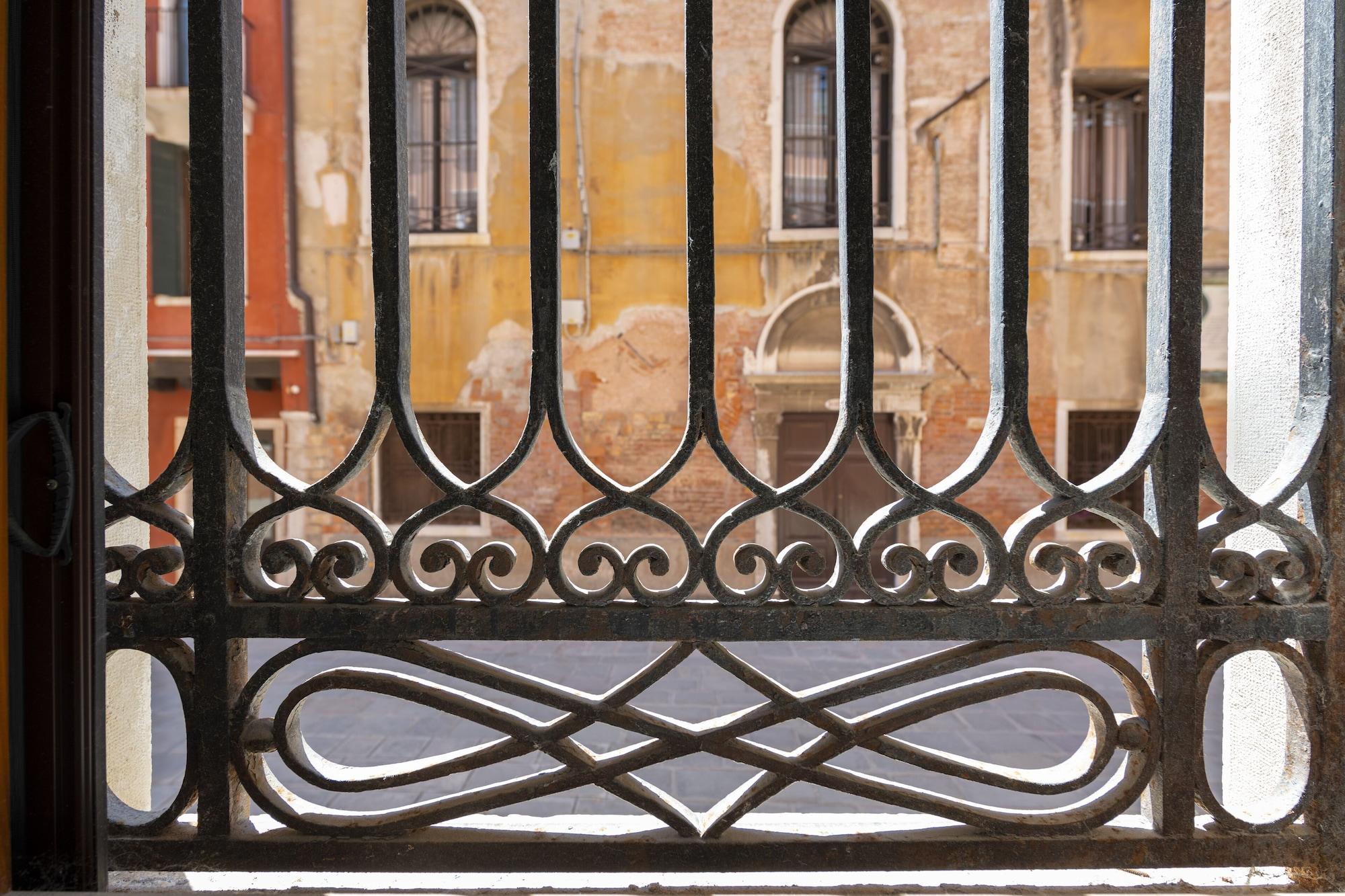 H10 Palazzo Canova Venice Exterior photo